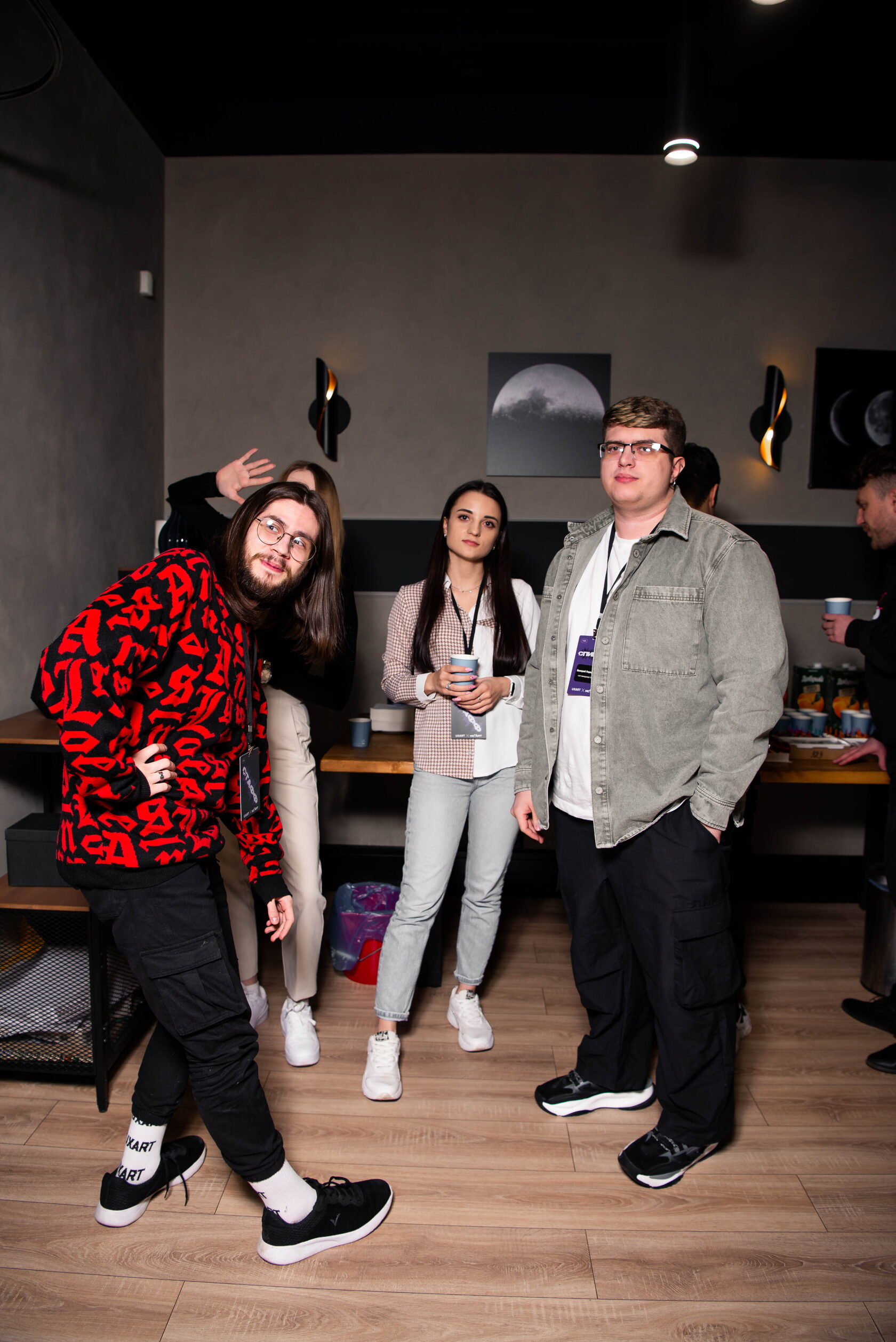 Первое офлайн-мероприятие. Как три человека съели всю еду, презентации спикеров делались за час до старта, собралось 50 фаундеров агентств и чего мы со всем этим делали