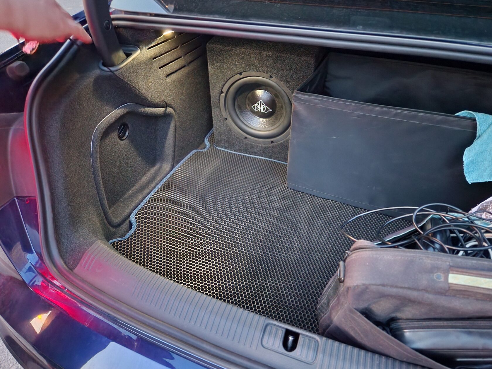 установка сабвуфера ауди а4 б9