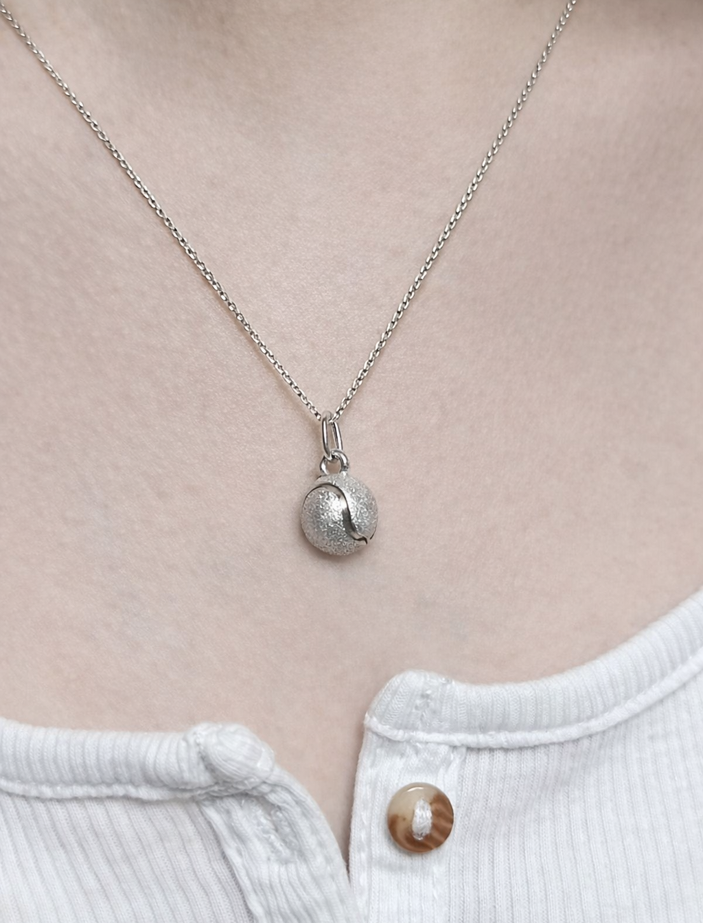 серебряная подвеска теннисный мяч, унисекс, высота 10 мм, родированная