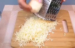Приготовление кабачкового торта с помидорами, сыром и чесноком: шаг 4
