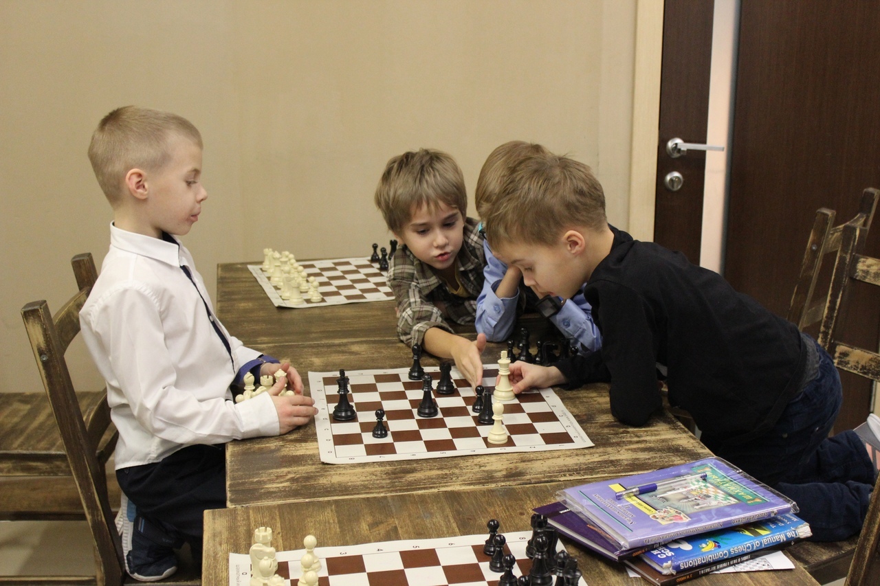 Играть в шахматы в шахматном клубе