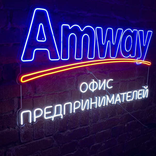 офис криптобиржи с неоновой вывеской снаружи