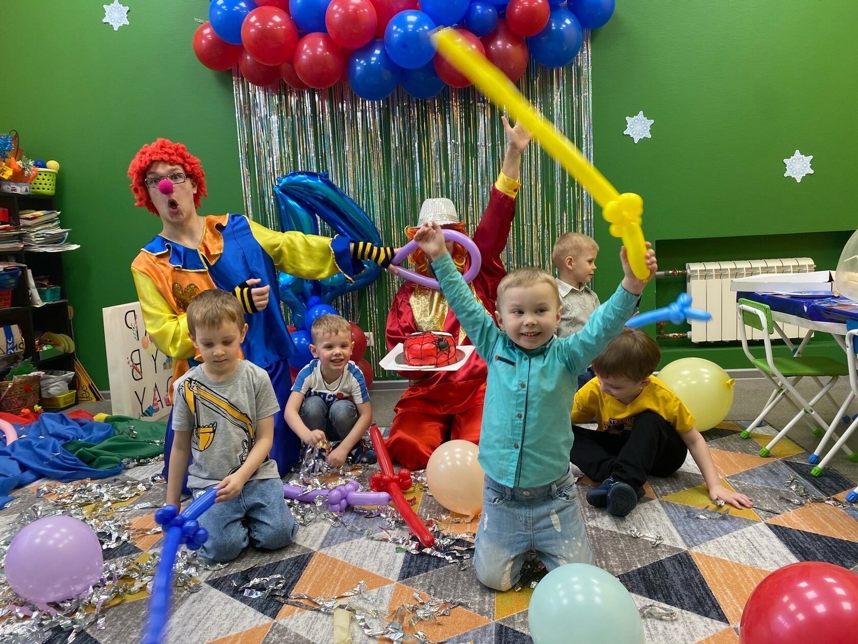 Дети на дне рождения с клоунами и шариками 