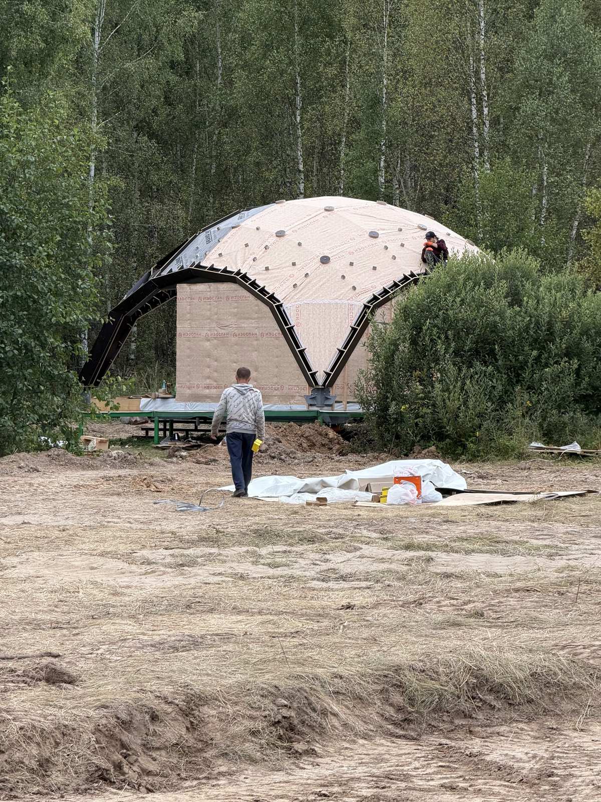 Купольный дом «Оливка» на этапе подготовки под тентовую кровлю: утепление и мембрана