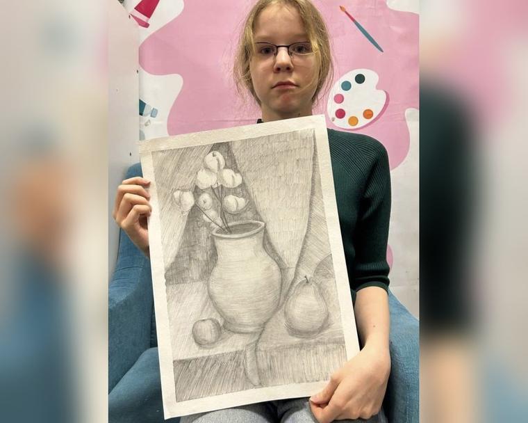 Ученица школы РИСКУЙ с академическим рисунком: натюрморт с вазой, грушей и яблоком
