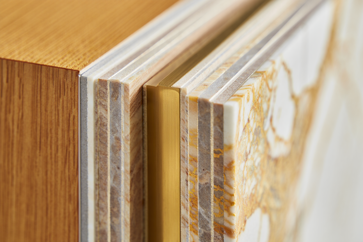 Макро узла: слэбы Calacatta с латунным reveal 6–8 мм, послойная сборка, чистые кромки без ступенек