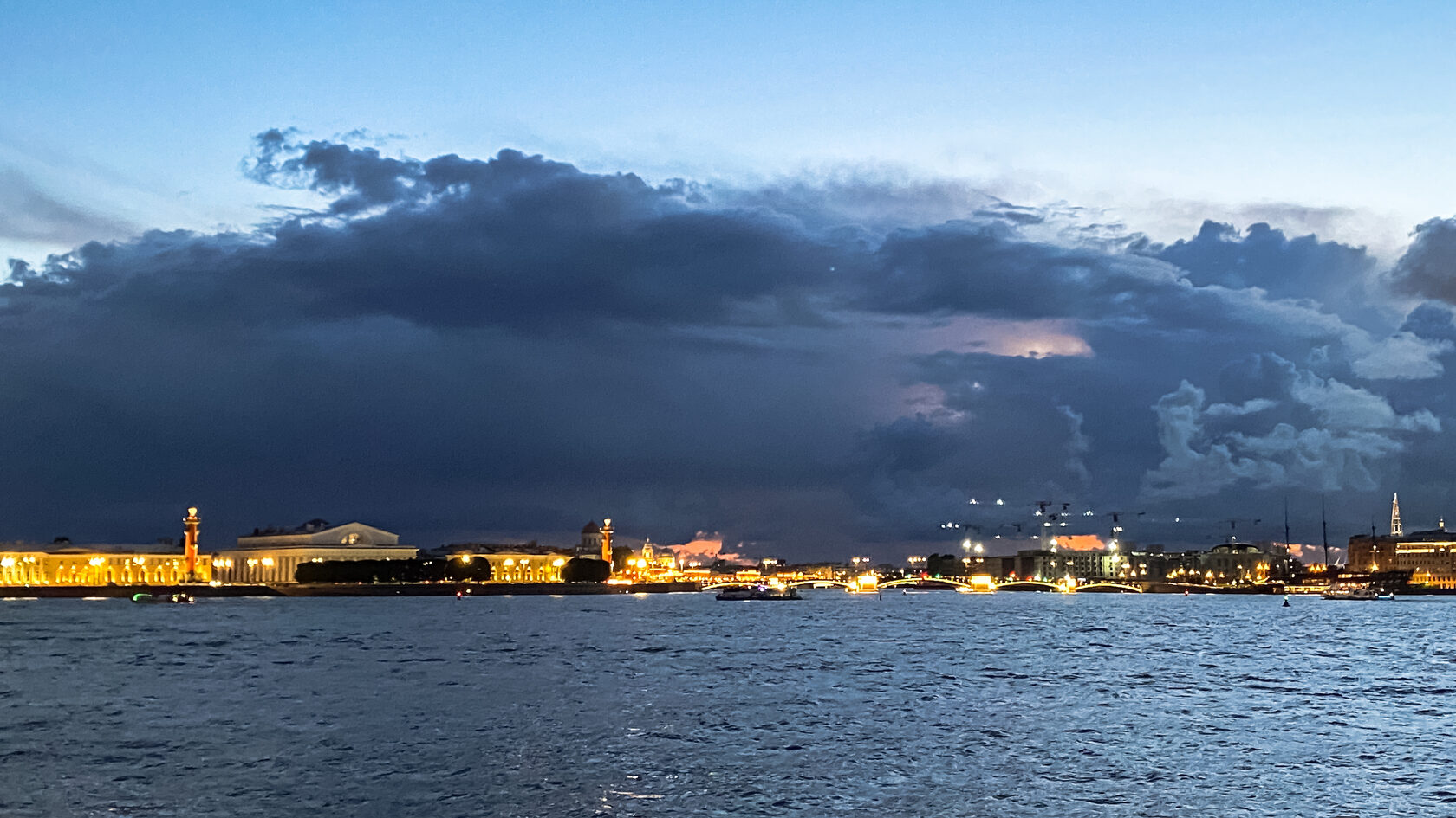 Эта туча терпеливо ждала, не двигаясь с места, даже в день после концерта, разразившись дождём точно в тот момент, когда наш поезд тронулся в сторону Москвы