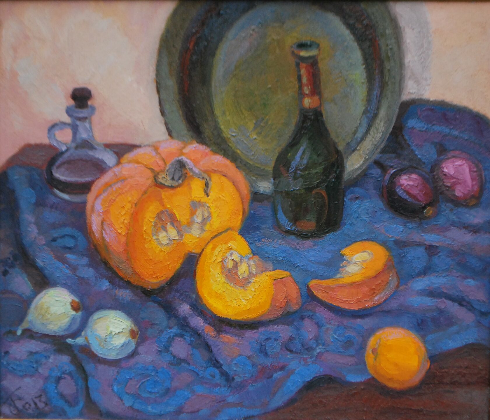 Натюрморт с тыквой, луком и бутылкой вина на синем покрывале