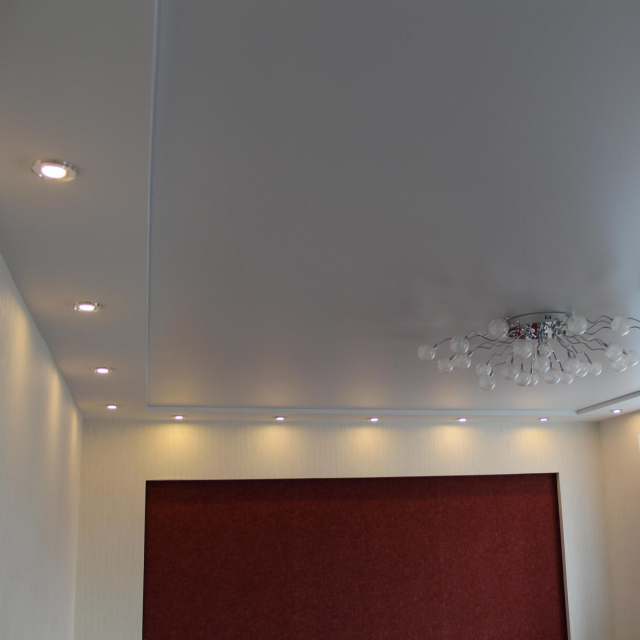 Матовый потолок в гостиной