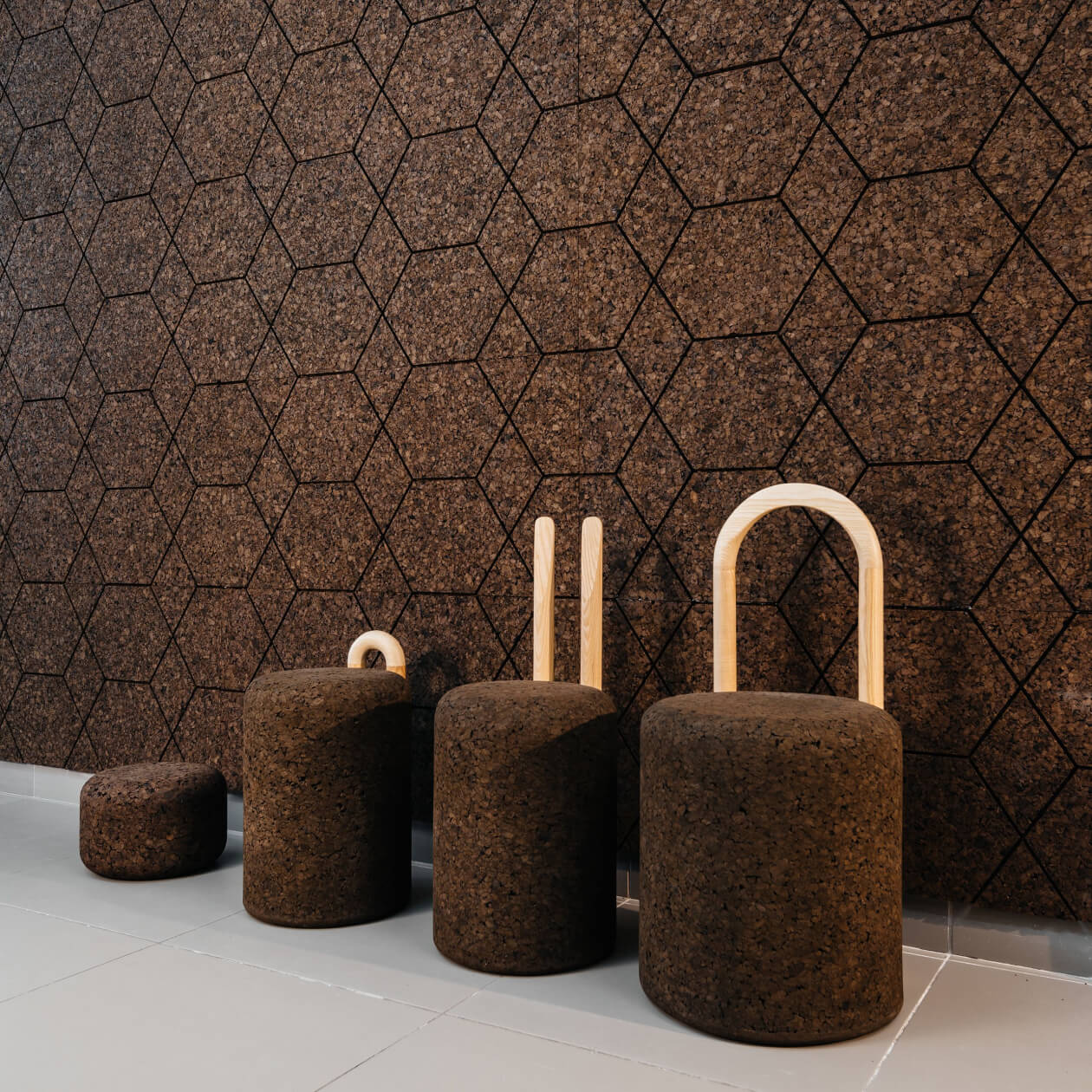 Коричневые пробковые стулья