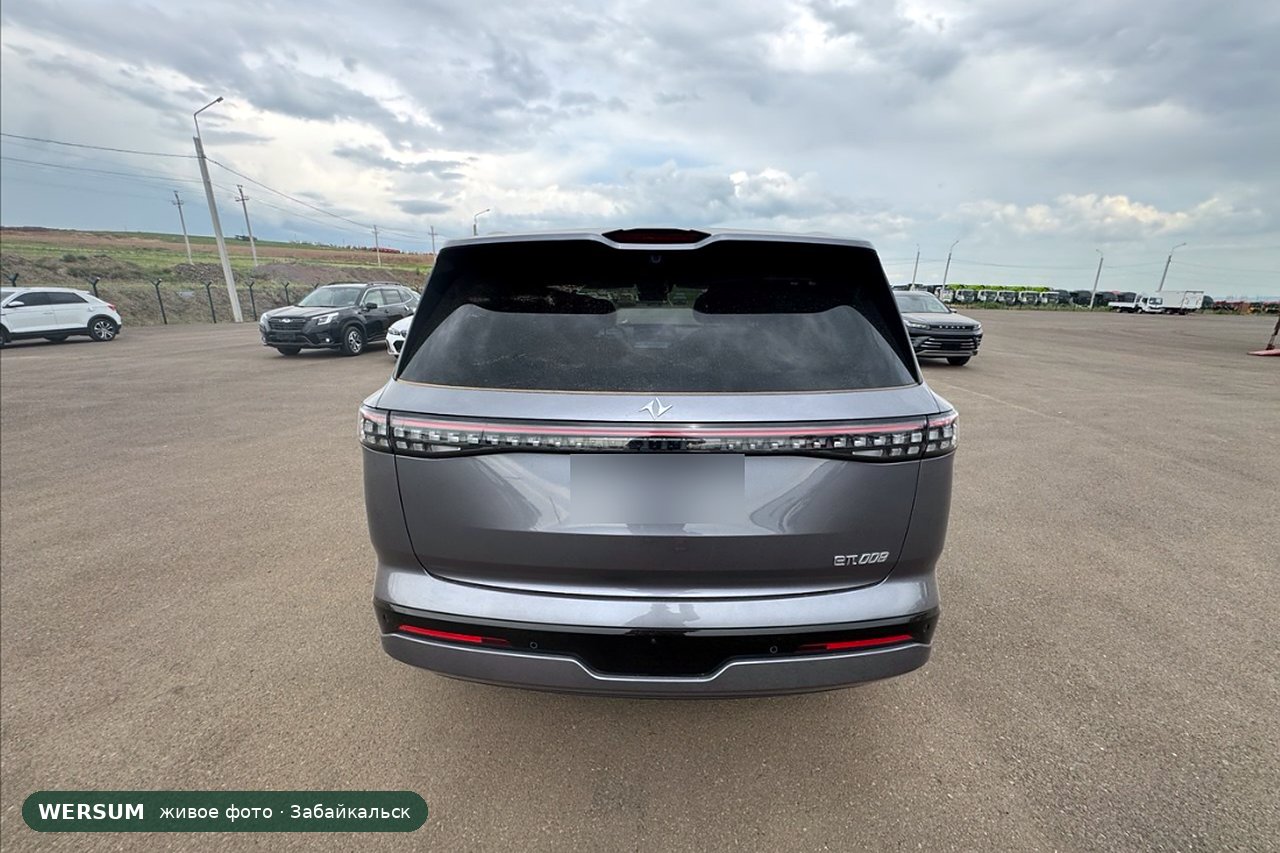 Dongfeng eπ 008, сзади: надпись eπ008