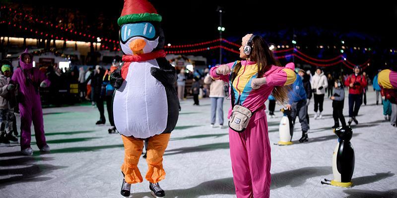 Дети и ростовые куклы на катке в Лужниках