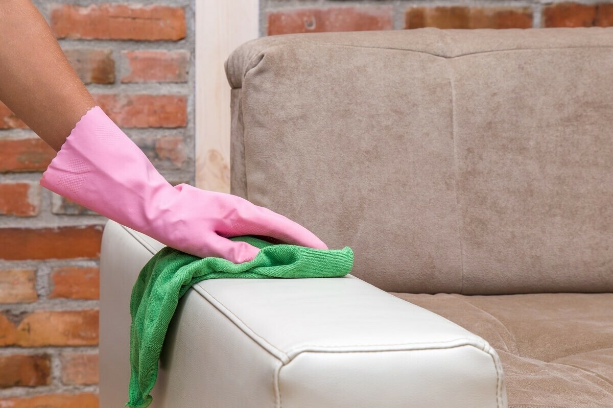 Как почистить диван и мягкую мебель в домашних условиях