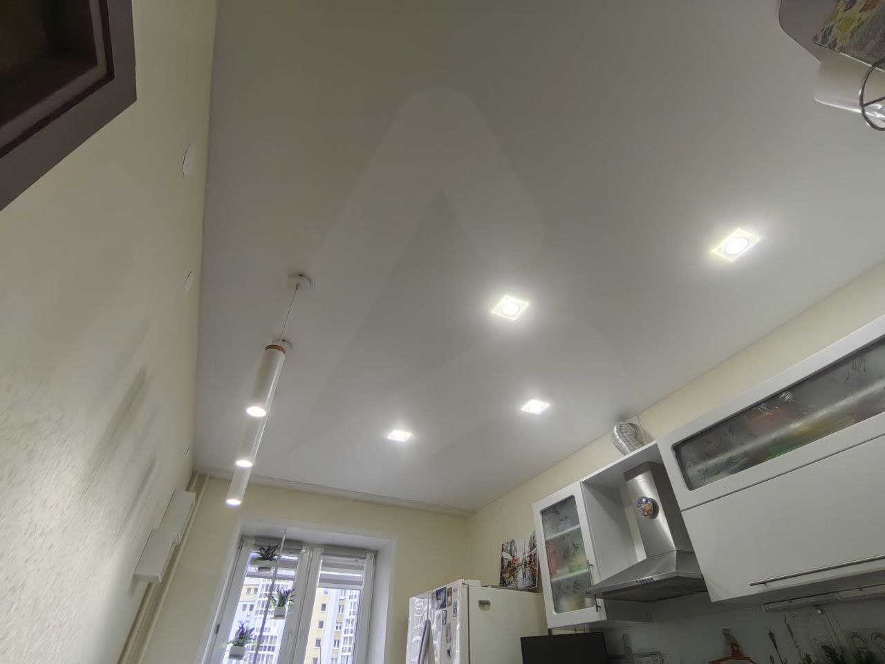 Пример натяжного потолка на кухне