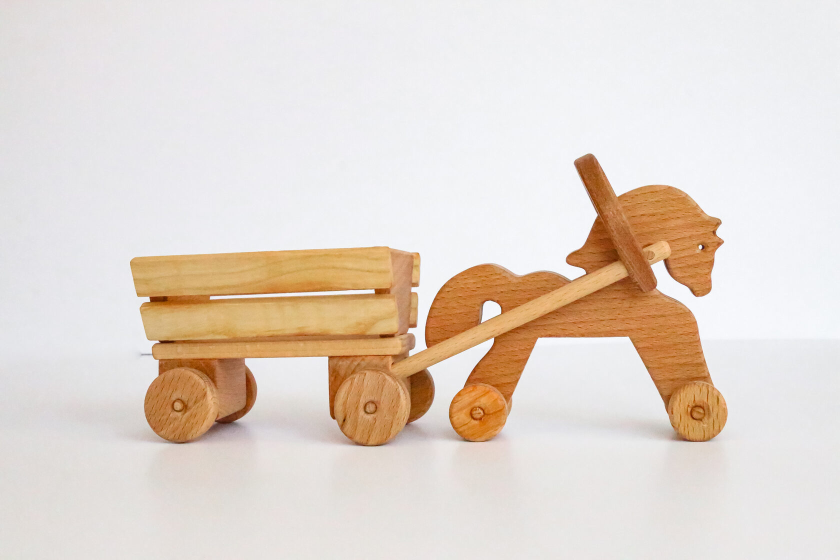 Купить деревянную телегу. Деревянные игрушки. Деревянная лошадка с телегой. Игрушка деревянная каталка. Деревянная тележка для игрушек.