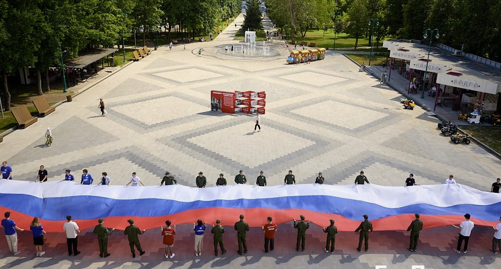 стометровый флаг России в Белгороде центр Воин