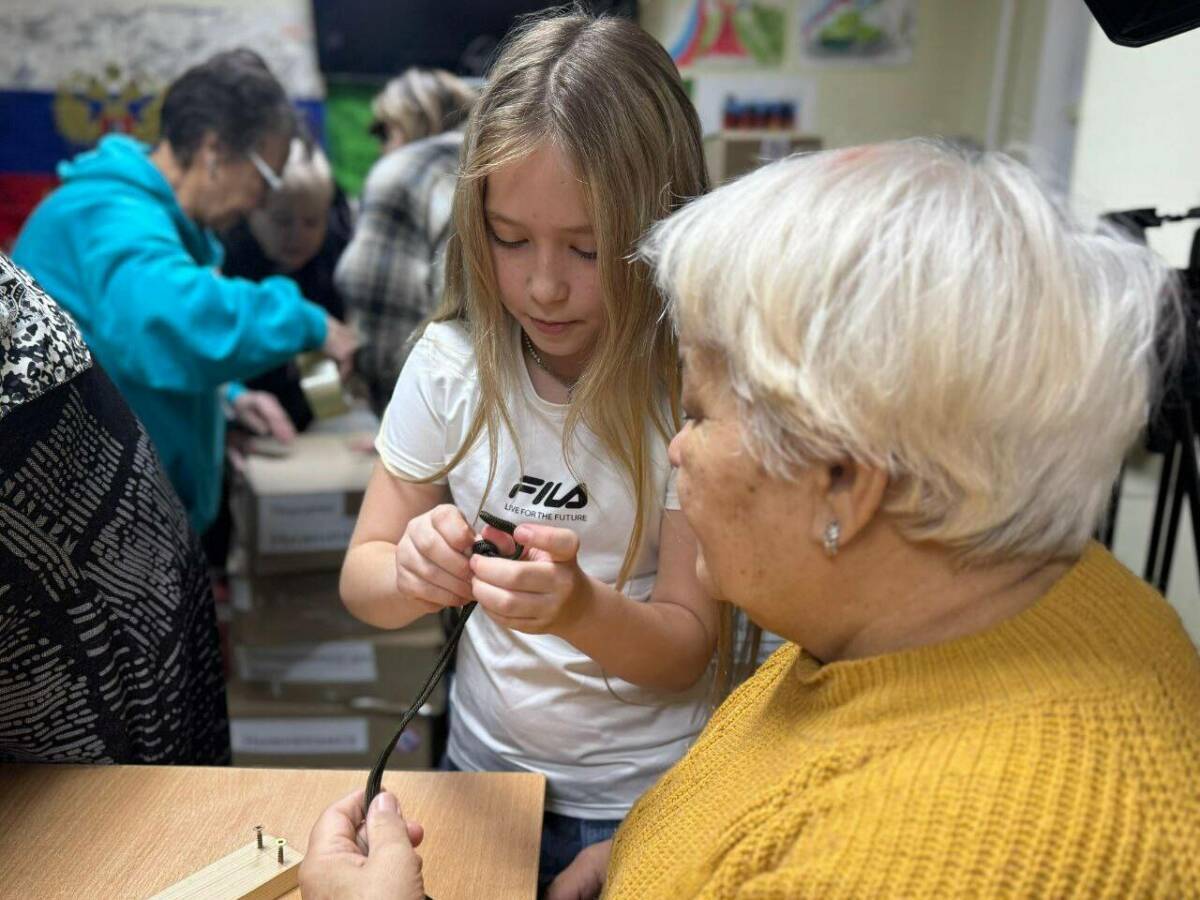 «Хочется помочь»: 10-летняя нижнекамка учит делать браслеты для бойцов СВО