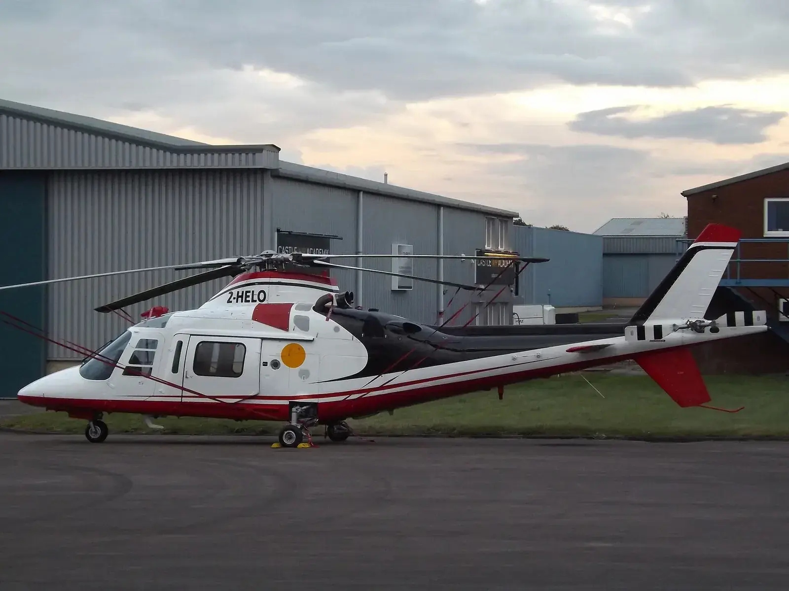 Вертолёт Agusta A109 на площадке, Сейшельские острова