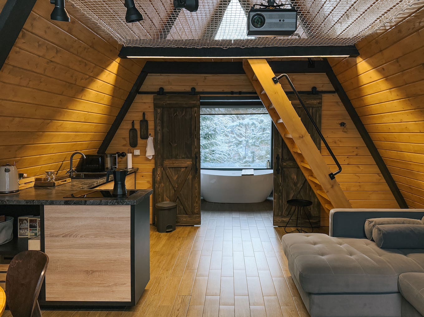 Уютный интерьер домика для отдыха на выходные недалеко от Москвы