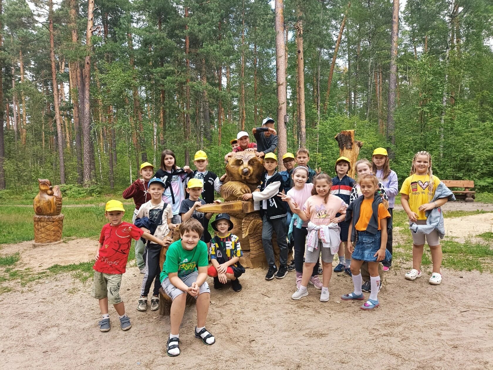 Летний лагерь в Гусь-Хрустальном дети гуляют в лесопарке Сказка