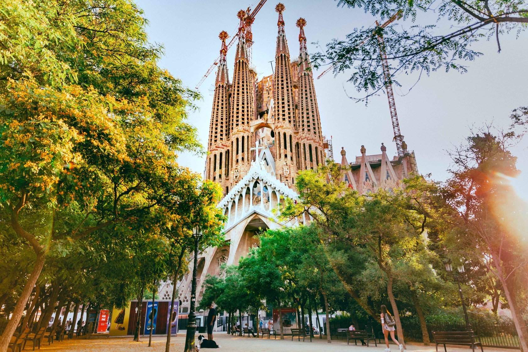Лето в Барселоне. Барселона в августе. Magic Gaudi. Барселона погода август.