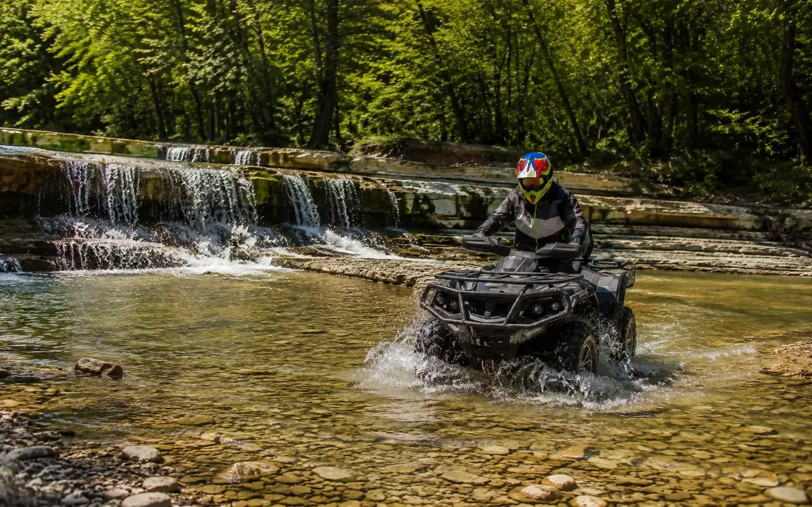 Квадротур Озеро и водопад
