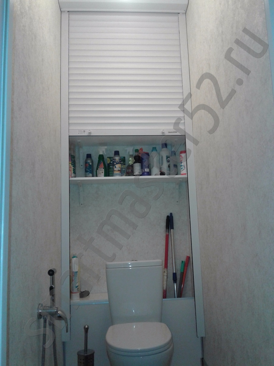 Рольставни, рулонная дверца ниши в туалете квартиры