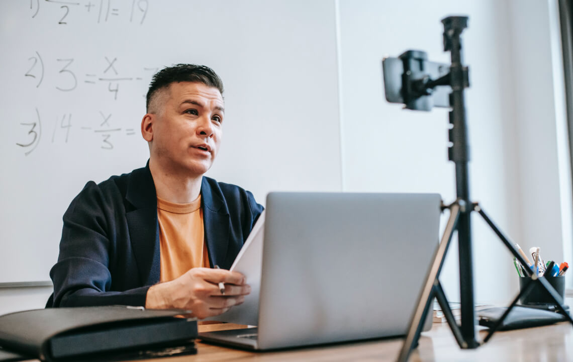 мужчина снимает себя на камеру