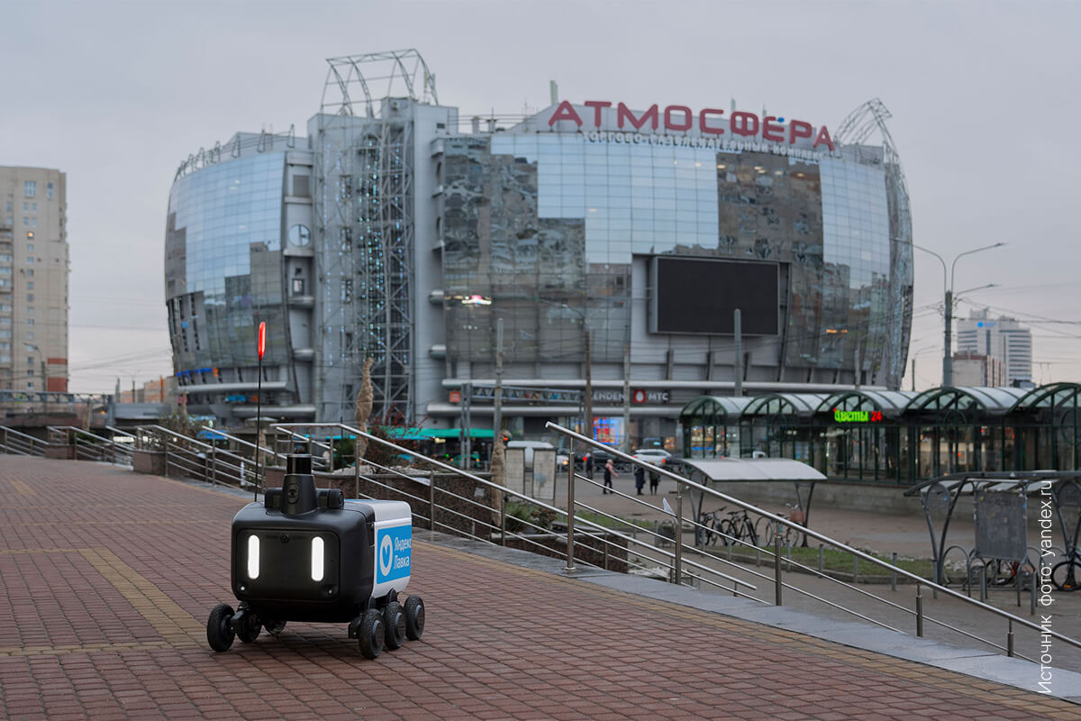 Роботы-доставщики роверы Яндекс лавка в Приморском районе Санкт-Петербурга спб