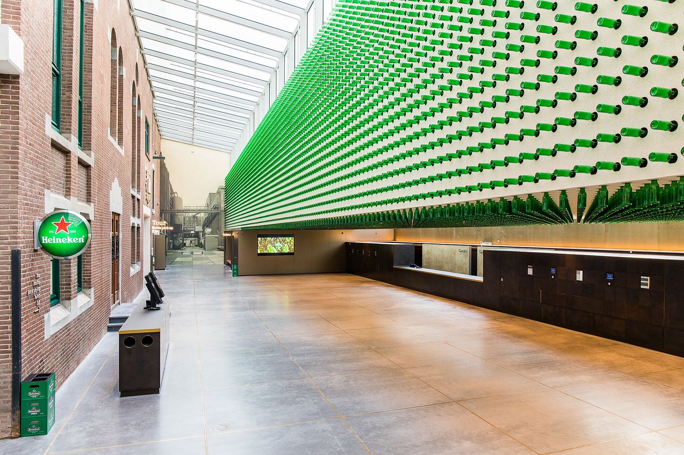 Heineken Experience — музей, створений у колишній пивоварні компанії. Зелені пляшки над головою символізують масштаб бренду та шлях лагера від Амстердама до всього