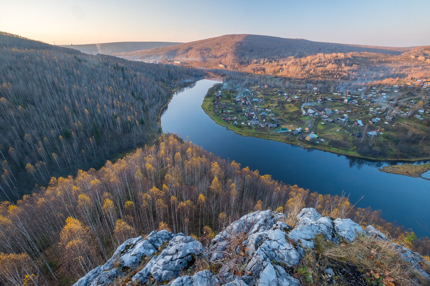 Урал горячие. Река Косьва Пермский край. Косьва река Урал. Губаха Косьва скалы. Река Косьва Губаха.