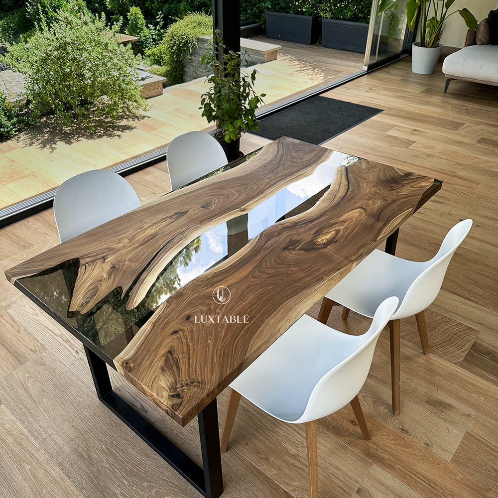Tisch Monte Bianco aus massivem Nussbaum und transparentem Epoxidharz