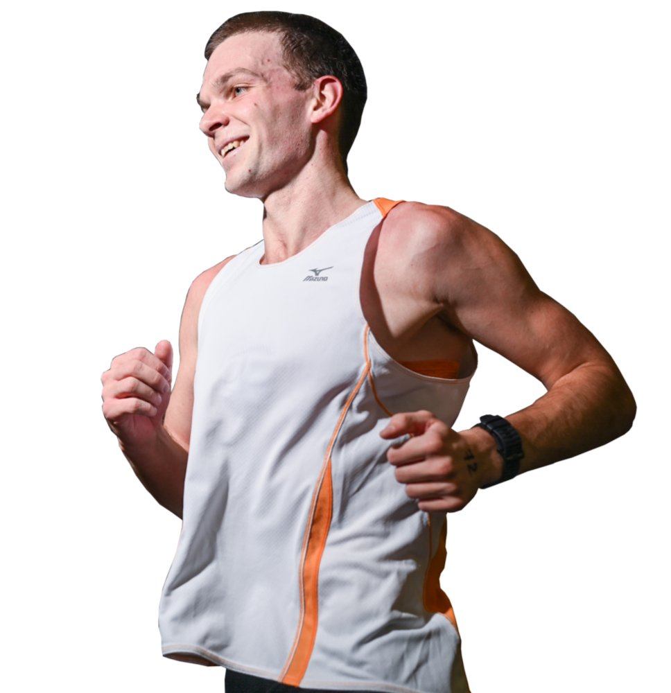 Бегущий спортсмен, получающий удовольствие на соревнованиях по триатлону