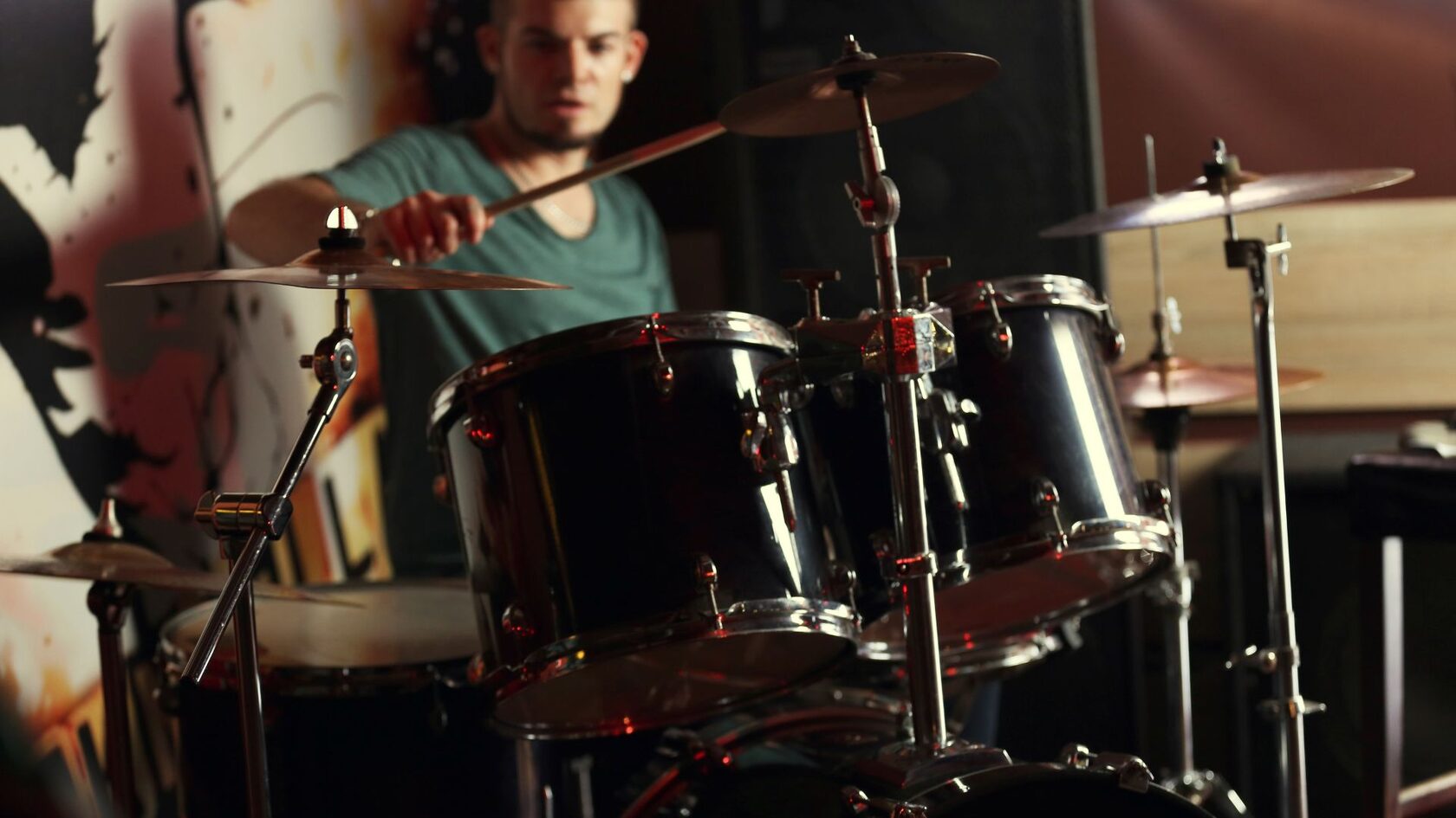 Новичок играет на барабанах