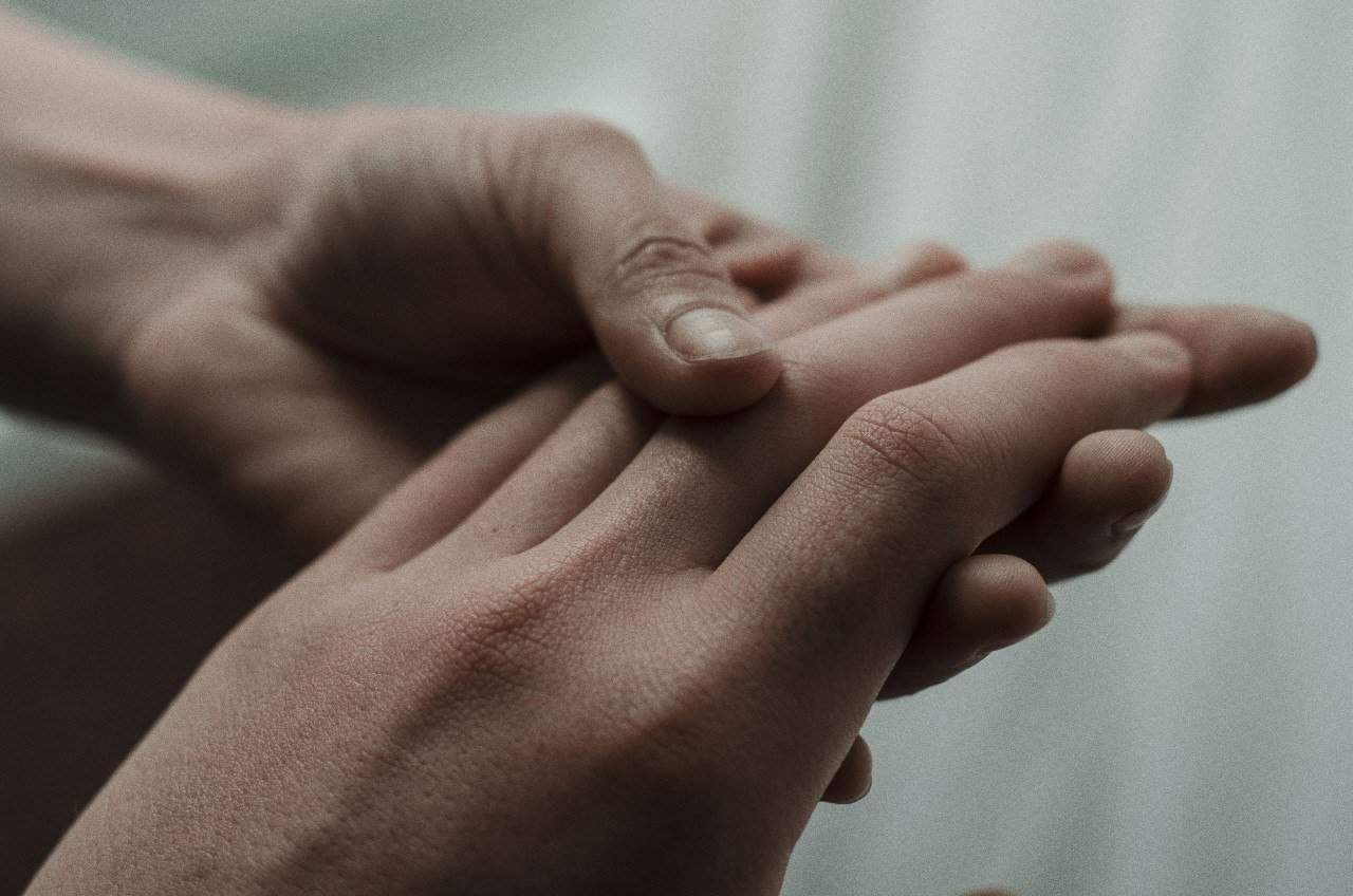 Фото мужская рука и женская рука вместе