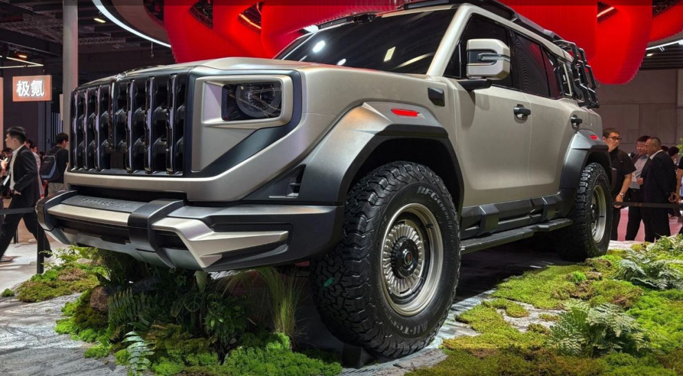 Новый внедорожник Hongqi, с четырьмя электромоторами, проходит зимние испытания