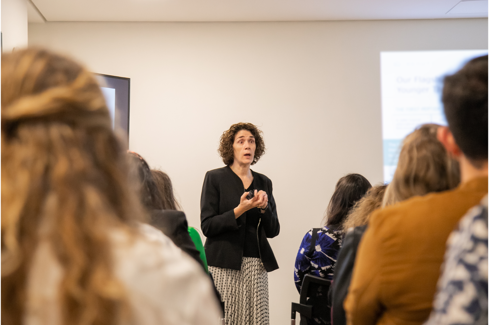 Cristina Carreño palestrando no evento "O futuro dos ativos cosméticos"