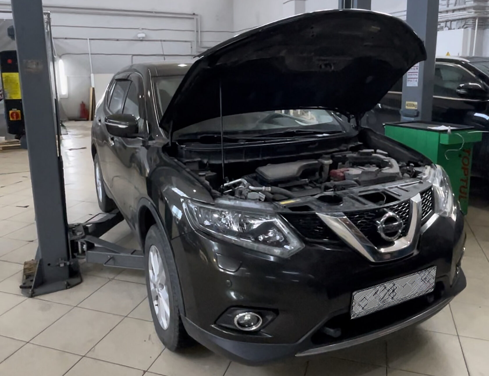 Nissan X-Trail на подъёмнике, замена вариатора