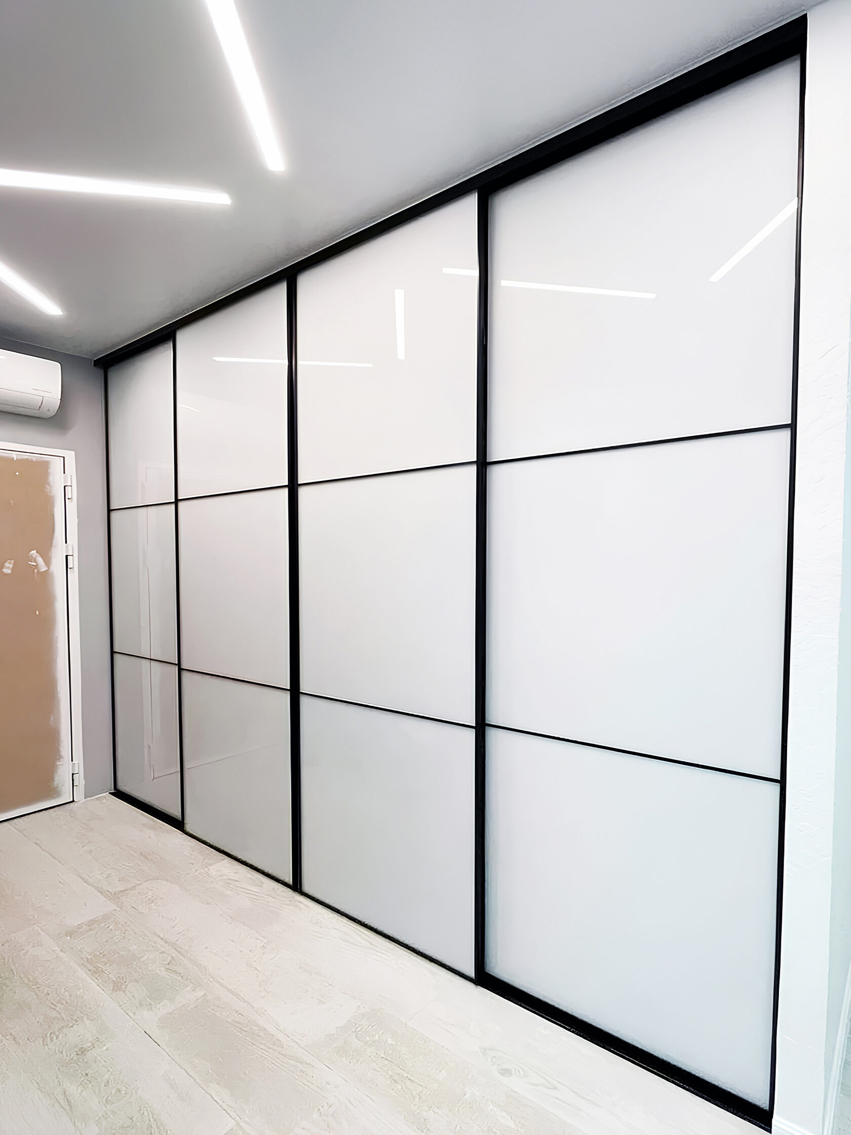 Индивидуальные двери-купе в Уфе: преимущества заказа, материалы и профили