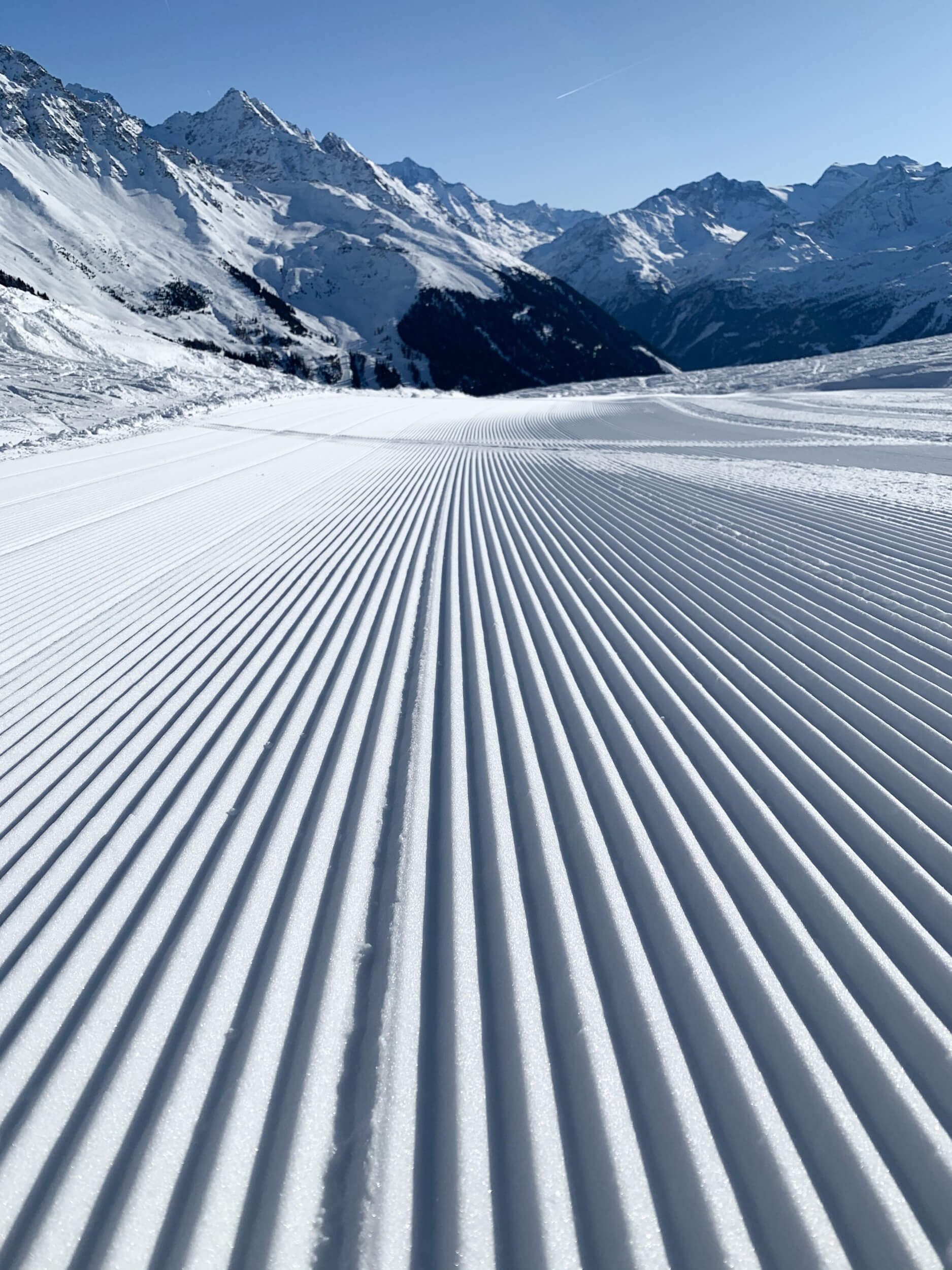 Paisaje nevado con montañas donde se practica snowboard