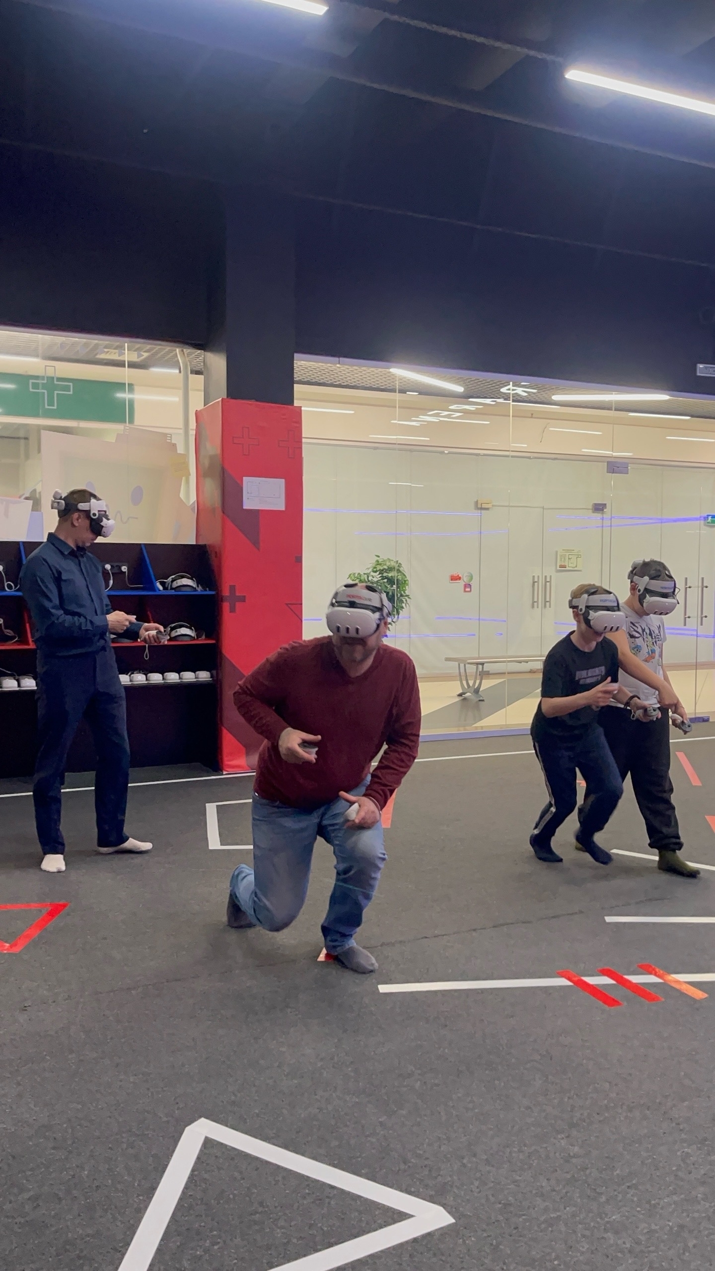Гости в VR-шлемах на арене Portal VR Сыктывкар