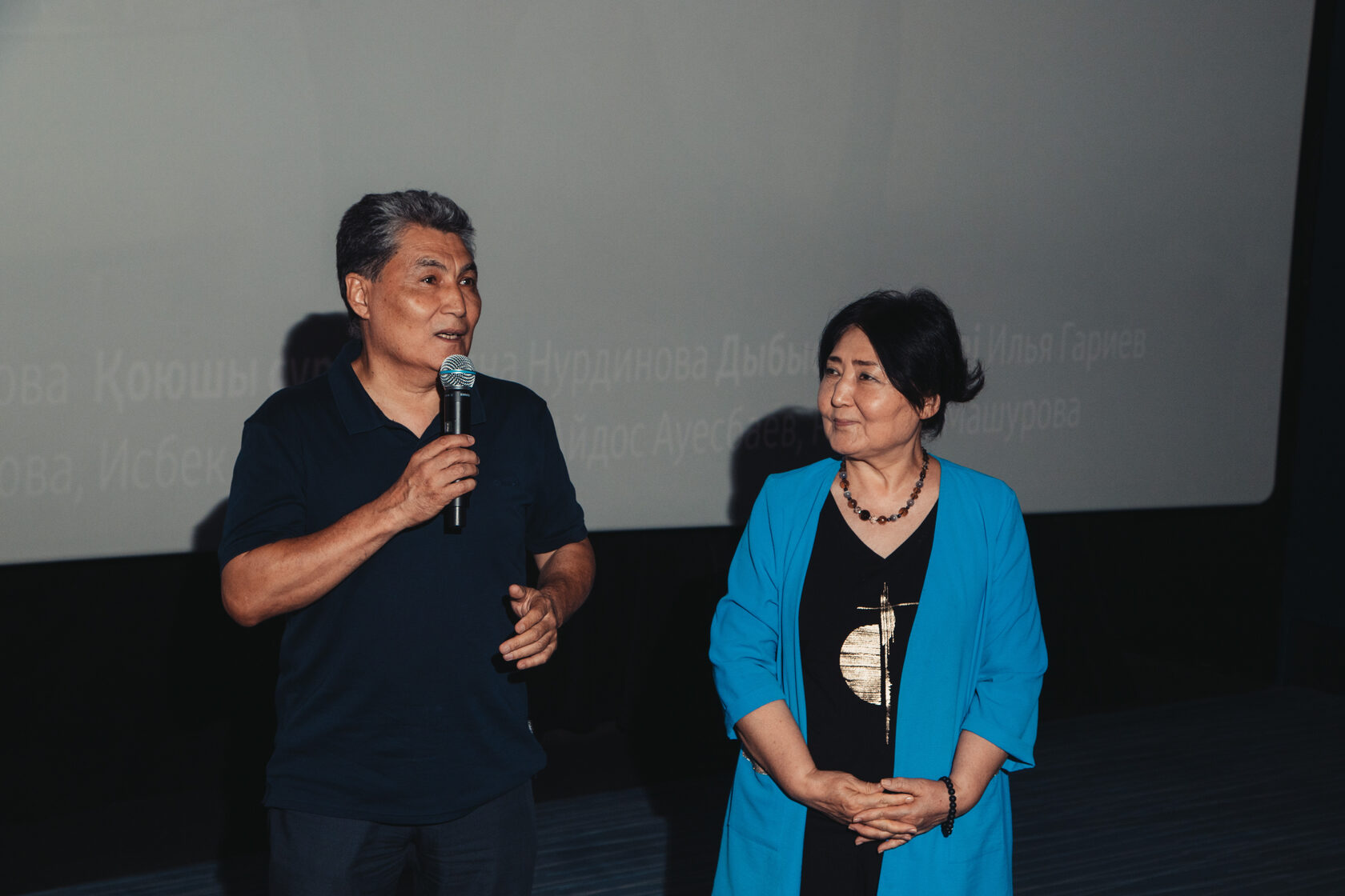 Үлкен, салбыраған кеуделері бар поляк әйелінің суреті