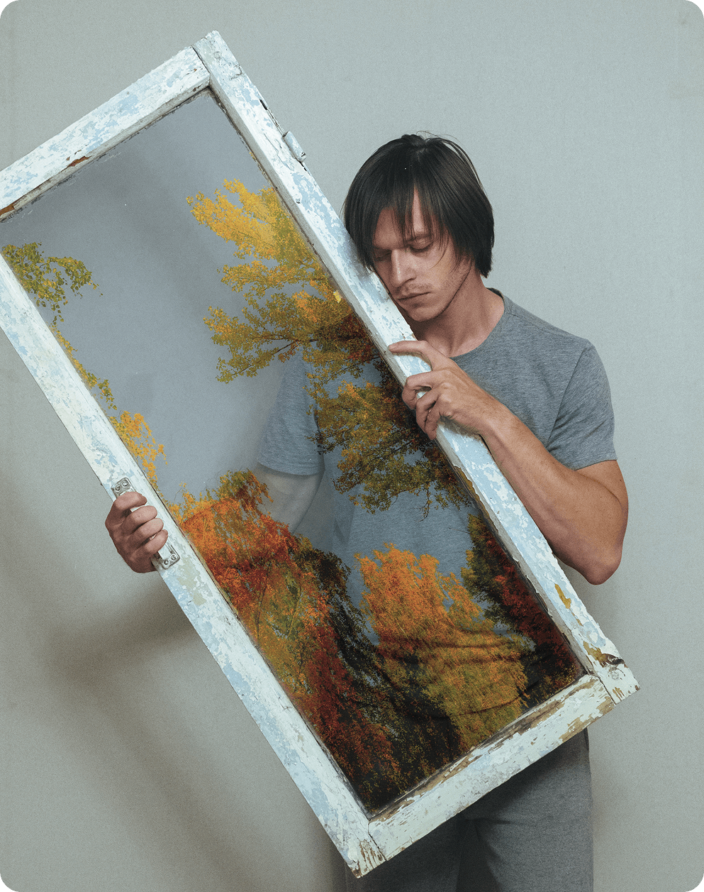 Автопортрет дизайнера Александра Музалевского 2020: мужчина с оконной рамой и осенним лесом внутри