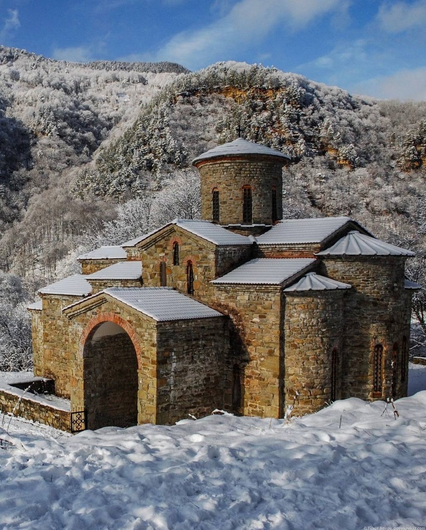 Архызский храм. Нижне-Архызское Городище. Монастырь в горах Кавказа. Кавказский скит.