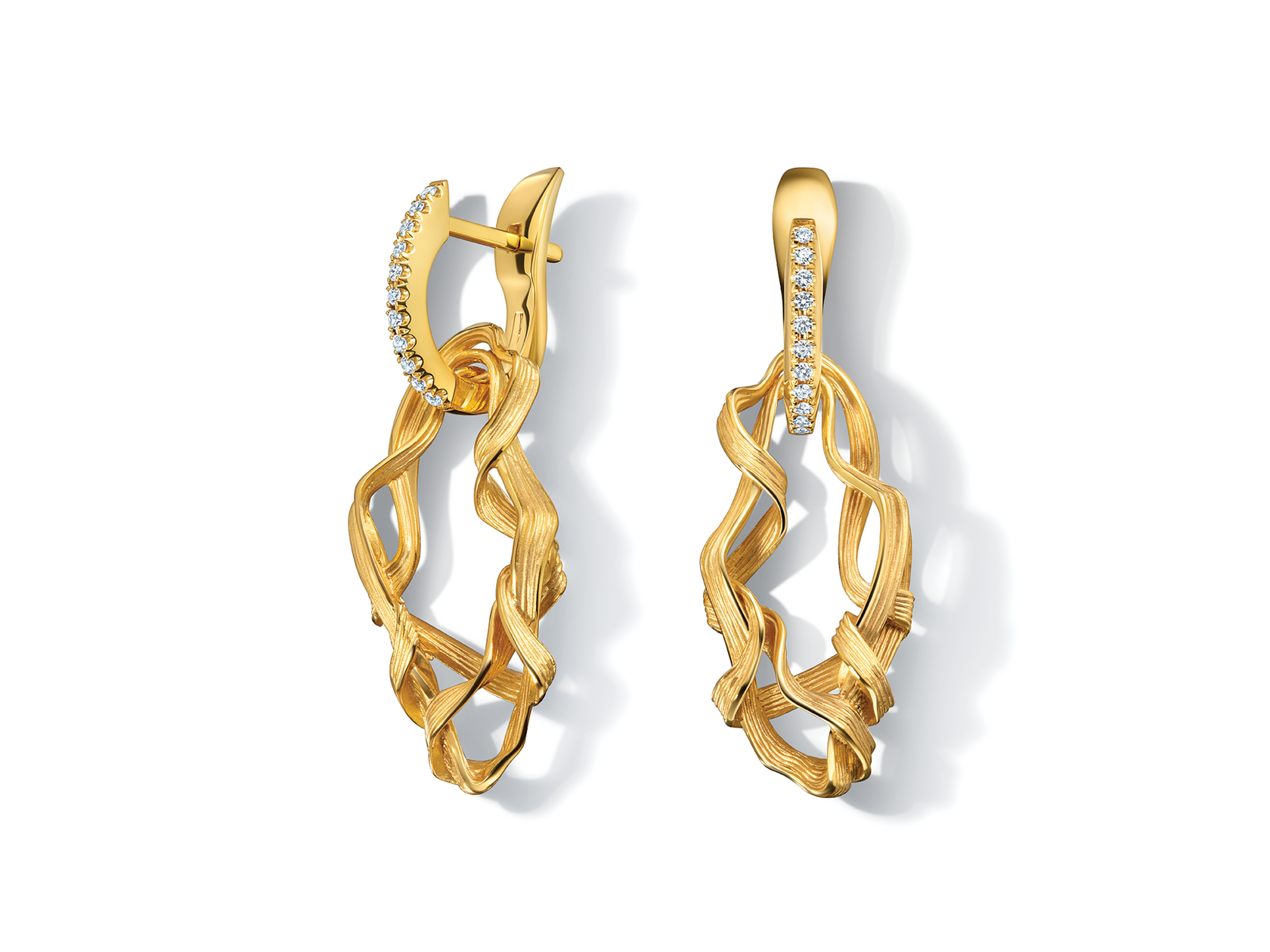 Золотые украшения с бриллиантами серьги длинные с переплетением деталей и бриллиантами, высокое ювелирное искусство 