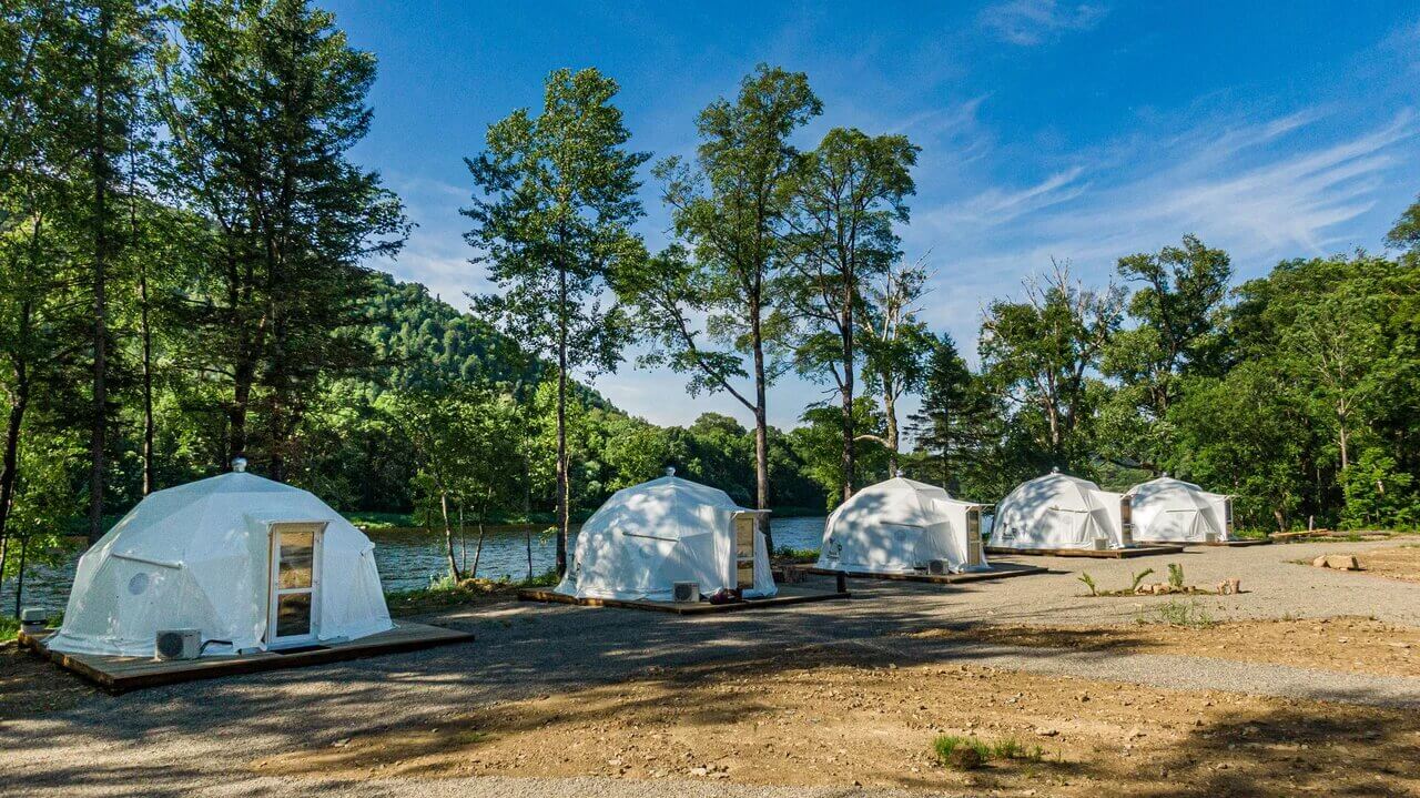 Глэмпинг казань. Глэмпинг парк Железноводск. Хабаровский край Glamping Park. Глэмпинг парк Хабаровск. Глэмпинг Эвен Комсомольск-на-Амуре.