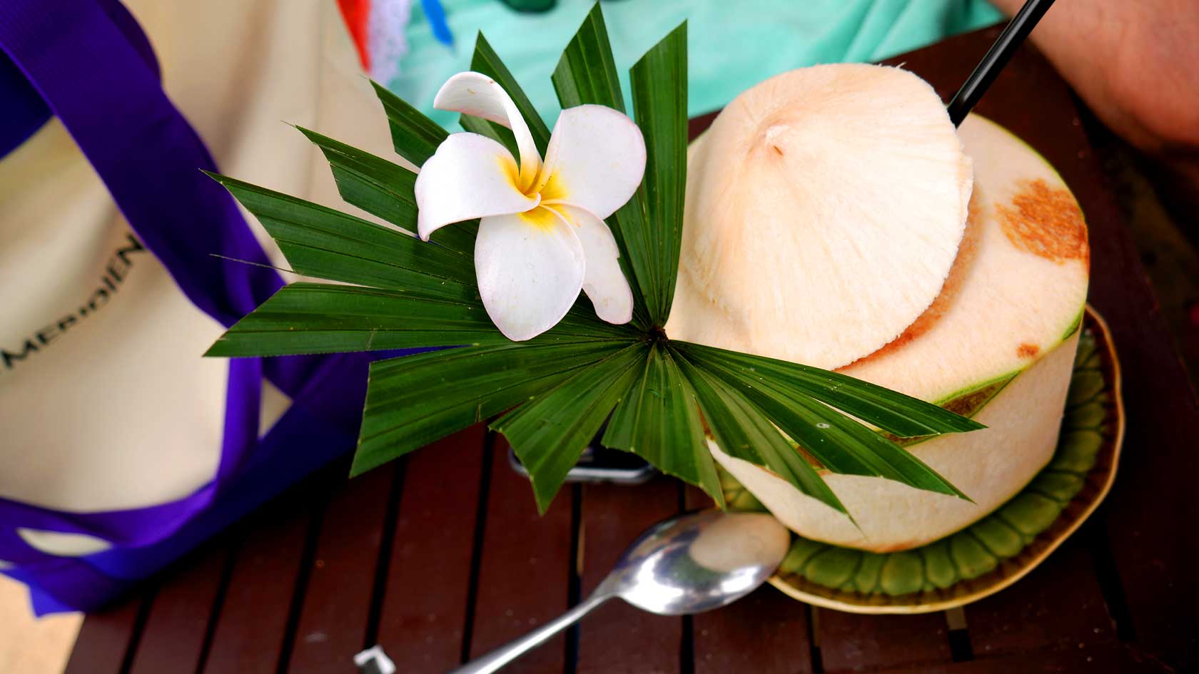 кокосовый сок на пляже в таиланде