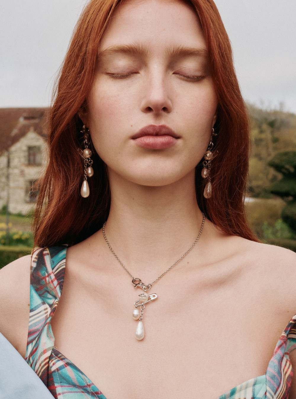 Модель в колье и серьгах Vivienne Westwood с жемчугом