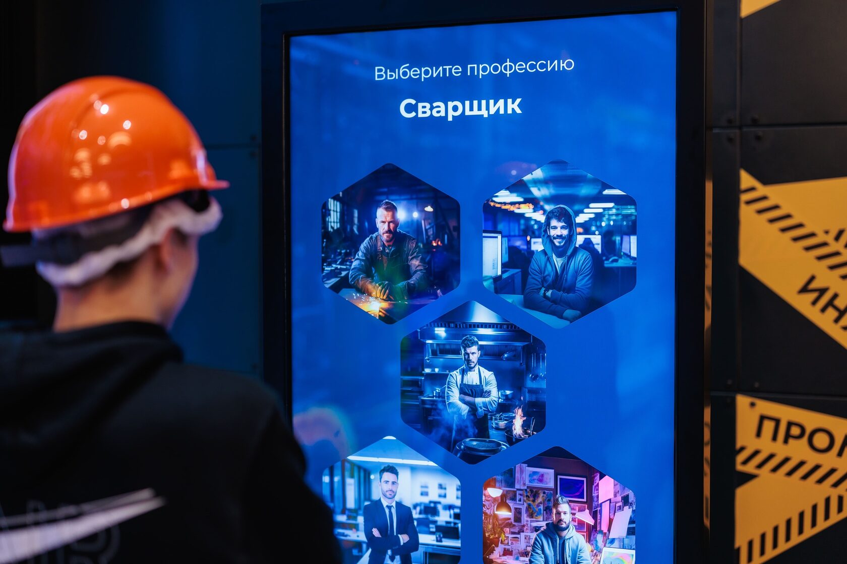 Подростки знакомятся с современным оборудованием в центре Профессии будущего в рамках летней профориентации