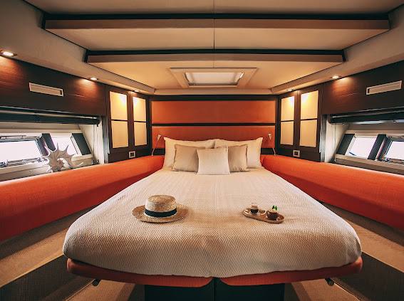 Яхта Azimut 62S — дополнительный ракурс, аренда в СПб